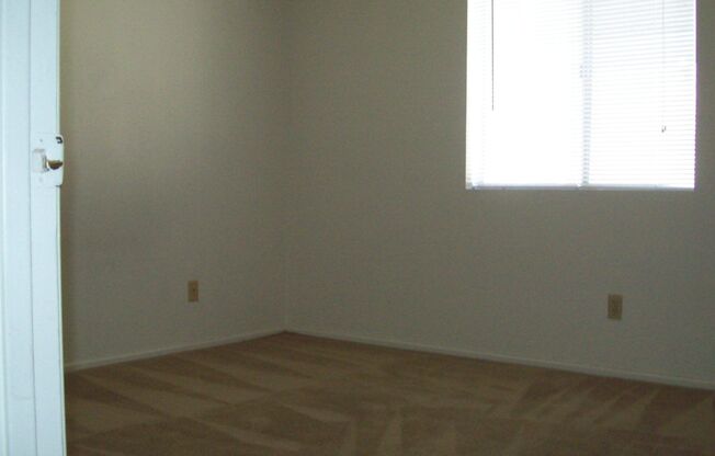 2 beds, 1 bath, $1,050, Unit 106