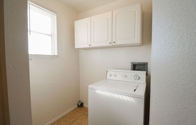 3 beds, 1 bath, $1,450, Unit 3638 Denver St