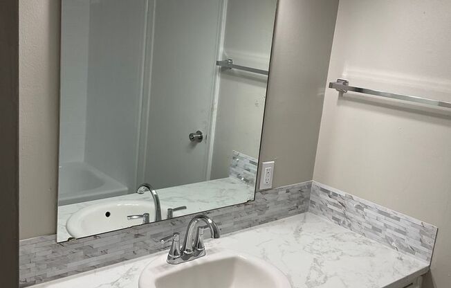 2 beds, 1.5 baths, 905 sqft, $890, Unit C04