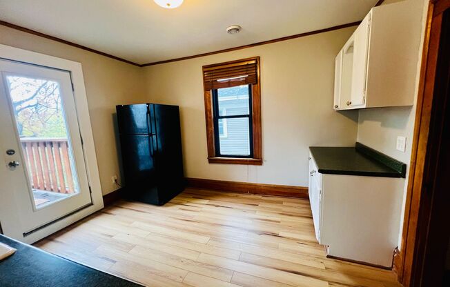 3 beds, 1 bath, 1,200 sqft, $1,800, Unit 2513 Grand Ave S - Upper