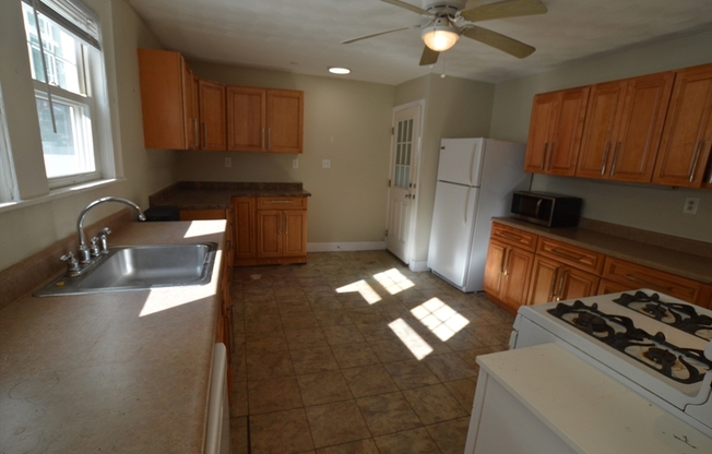 2 beds, 1 bath, 1,100 sqft, $2,500, Unit 23