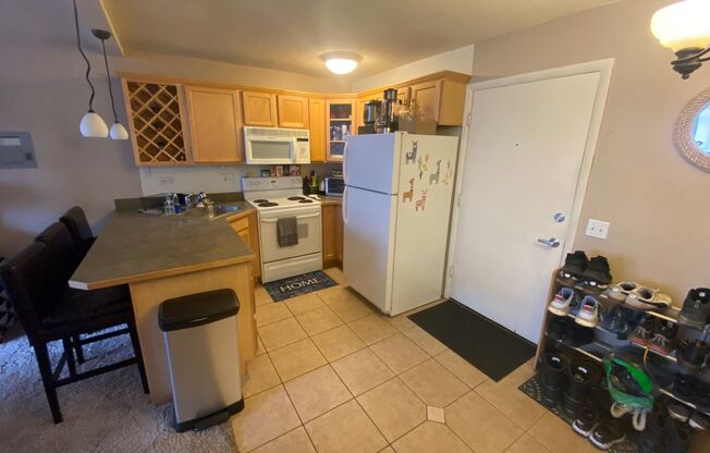 2 beds, 2 baths, $2,100, Unit # 7E