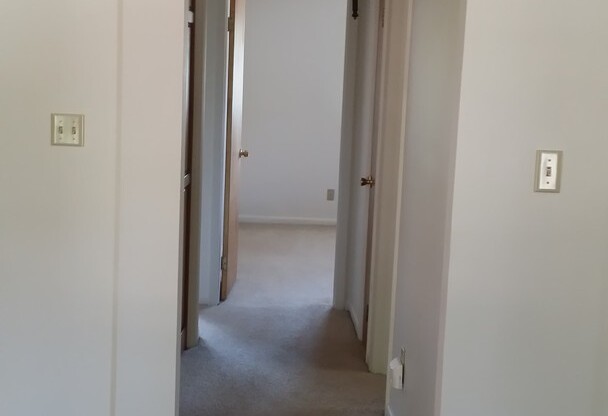 2 beds, 1 bath, $1,100, Unit B