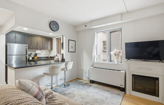 3 beds, 1 bath, 775 sqft, $4,200, Unit A6C