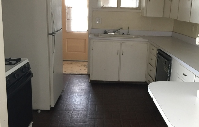 3 beds, 2 baths, $995