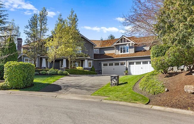 Spacious 5-Bed 4.5 Bath Home with Two Primary Suites on a Quiet Cul-de-Sac in Sammamish
