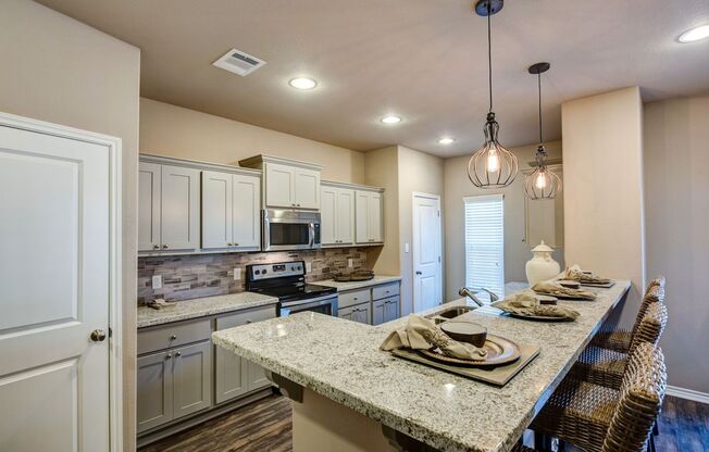 Gorgeous 4 Bed, 4.5 Bath Townhome in South College Station!