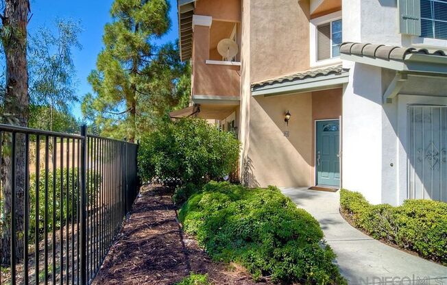 Charming 2B/2BA Condo with Patio and Pool Access in Carmel Mountain