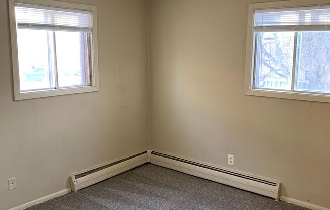 3 beds, 1 bath, 965 sqft, $925, Unit 915-03