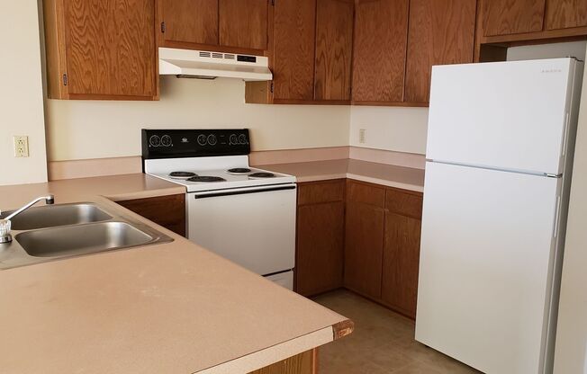 Efficiency Apartment in PCB! Basic Cable TV, Water/Sewage & Lawncare Included!!