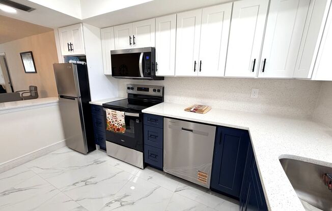 2/2 STUNNING SEASONAL RENTAL IN SUNNY N. FT. MYERS, FL