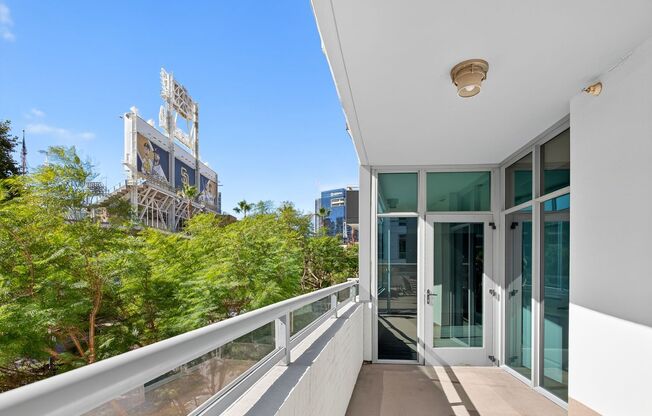 Great 2-Bedroom w/ Wraparound Patio at Petco Park