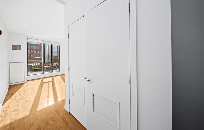 1 bed, 1.5 baths, 807 sqft, $5,000, Unit 609