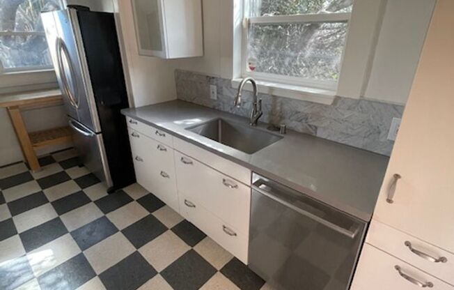 Great House in Oakland with a yard! 2 Beds, 1 Bath