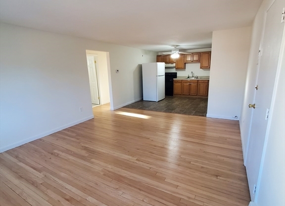 2 beds, 1 bath, 800 sqft, $2,500, Unit 8