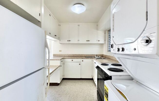 SPACIOUS STUDIO w/ LANAI & Washer/Dryer INSIDE unit - AVAILABLE NOW in MAKIKI - Conveniently Located!