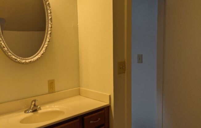 2 beds, 1 bath, $1,100, Unit 727-UP