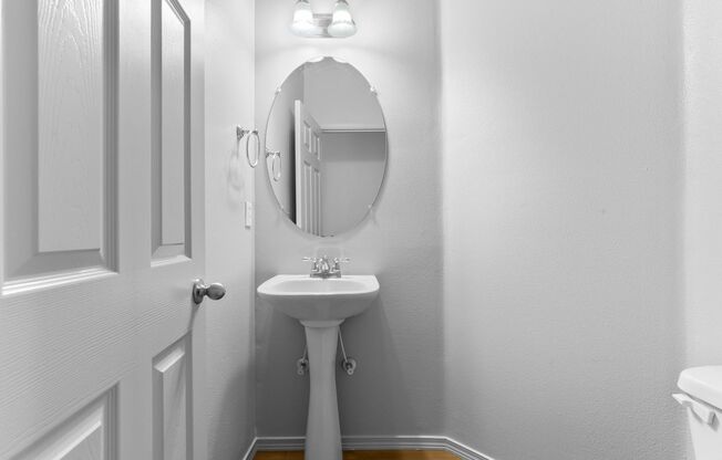 Available NOW Hillsboro End Unit Townhome Minutes to Intel Jones Farm, Costco, Parks & More 1 Small Pet OK