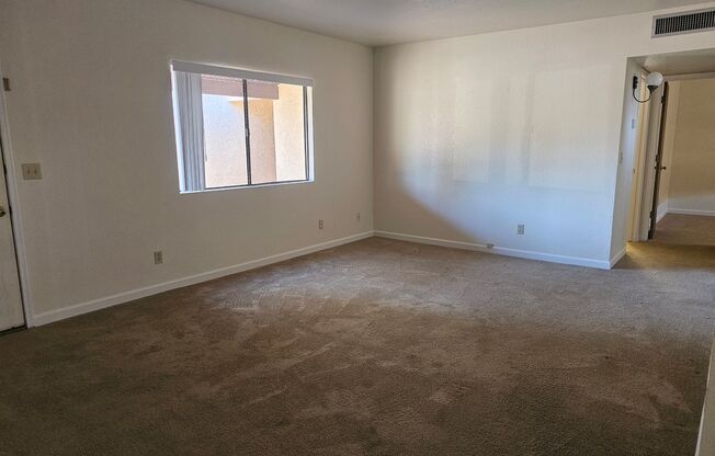 2 Bedroom 1 Bath Appartment with Washer & Dryer