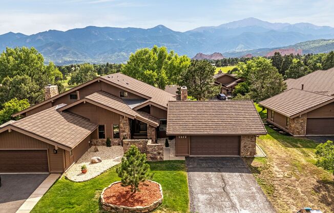 Fully Furnished Executive Townhome in Kissing Camels!