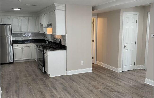 2 beds, 1 bath, 680 sqft, $2,300, Unit 27-25