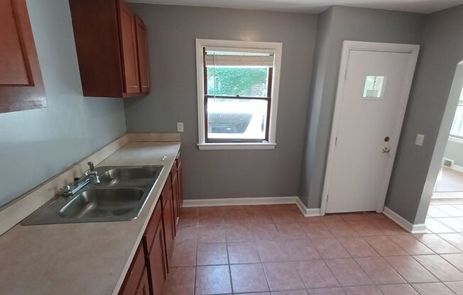 3 beds, 1 bath, $1,000