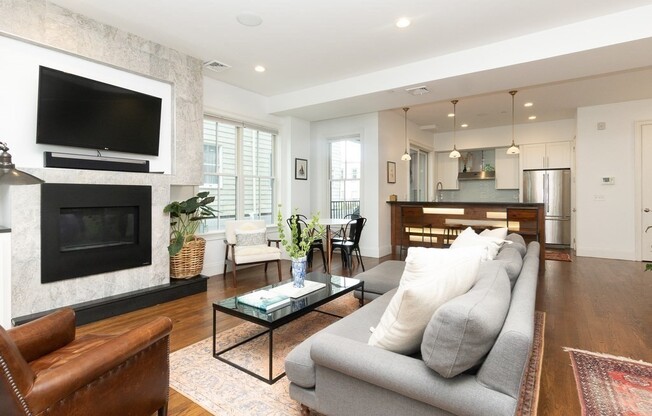 585 E 7 ST