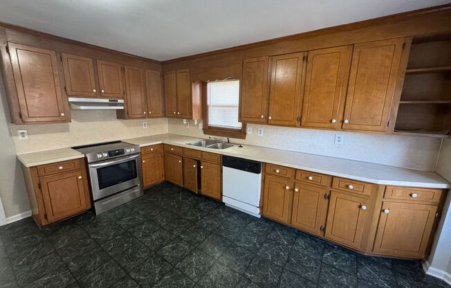 2 beds, 1 bath, $935, Unit 1806 Autumn Lane