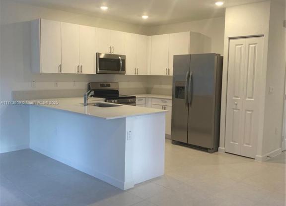 5195 SW 37 ST