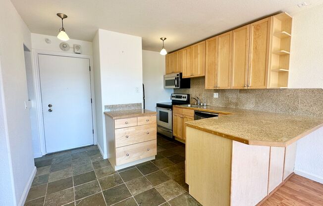 Exceptionally Remodeled Top-Floor Bright Studio