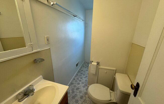 2 beds, 1 bath, $825, Unit 2nd floor