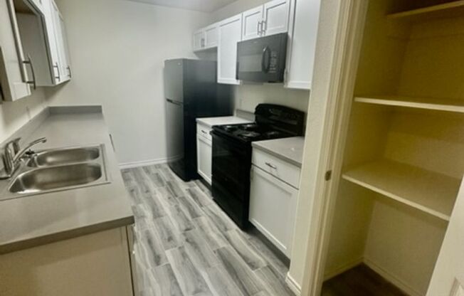 3 beds, 2 baths, 1,300 sqft, $1,400, Unit Unit 93