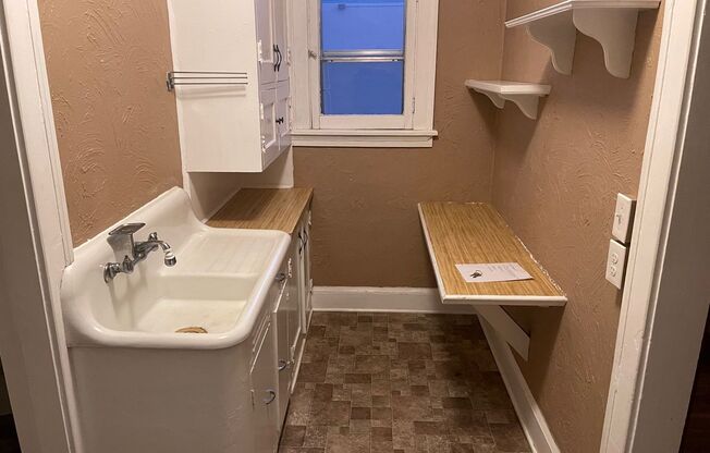 1514 w Lake St - Uptown Living Only Steps from Lakes & Restaurants, Shopping, Etc!
