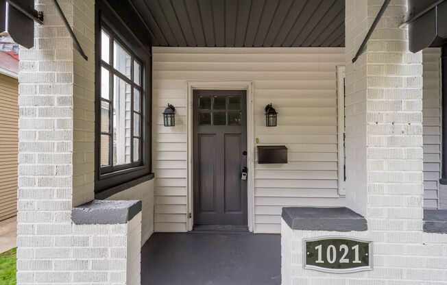 SPECTACULAR 2 BEDROOM IN CORAOPOLIS AVAILABLE NOW! FRESH OUT OF RENOVATION - A MUST SEE!