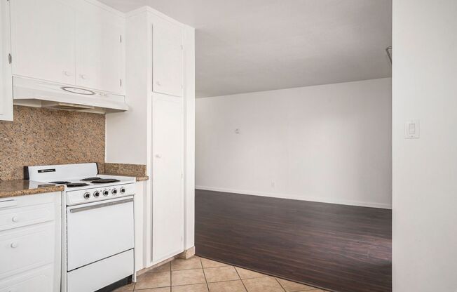 1 bed, 1 bath, $1,900, Unit H