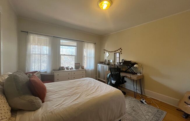 4 beds, 2 baths, $2,295, Unit 10