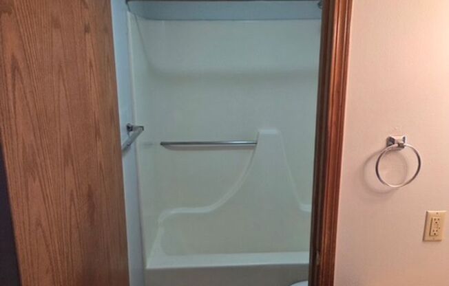2 beds, 1 bath, 832 sqft, $850, Unit 6812 W 46th - Unit 02