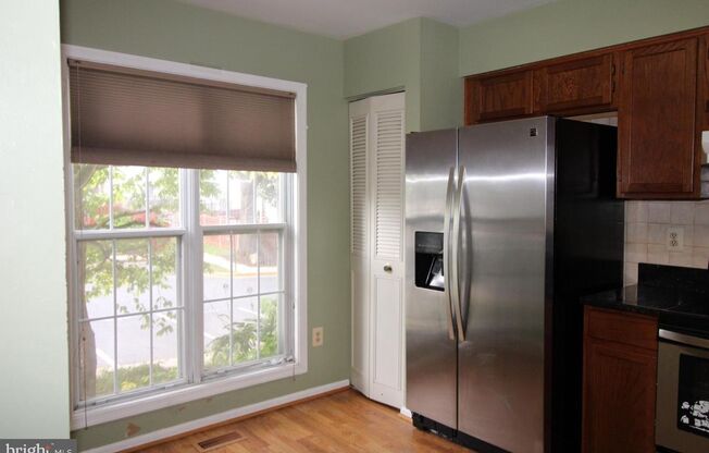 Welcome to this move-in-ready townhouse in the Brandermill community.