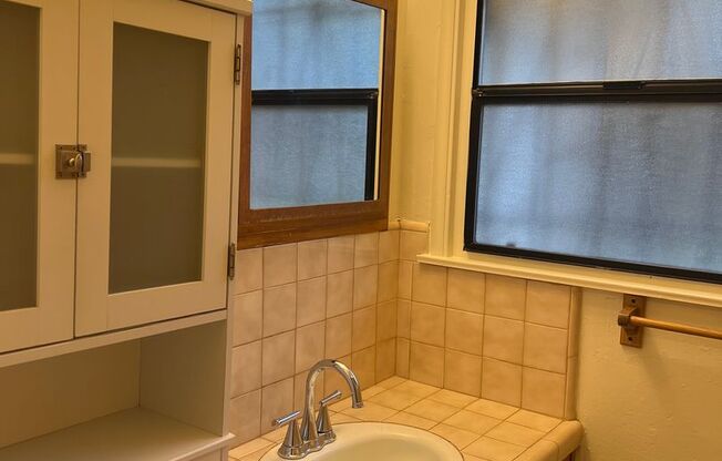 1 bed, 1 bath, 700 sqft, $1,595, Unit 425 23rd Street