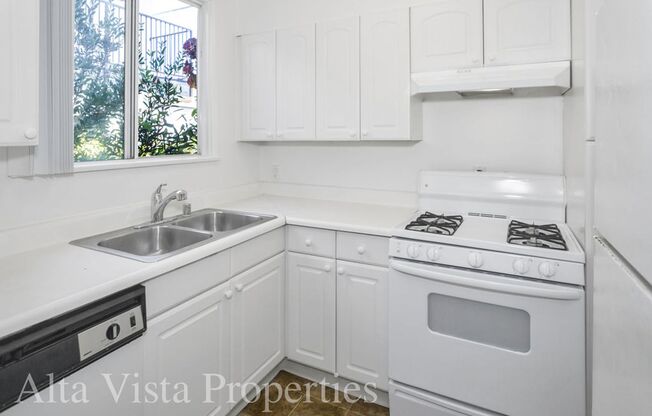 Great two bedroom, one bath beach bungalow just one block to the beach!