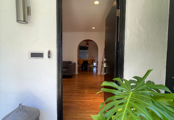 463 MENKER AVE