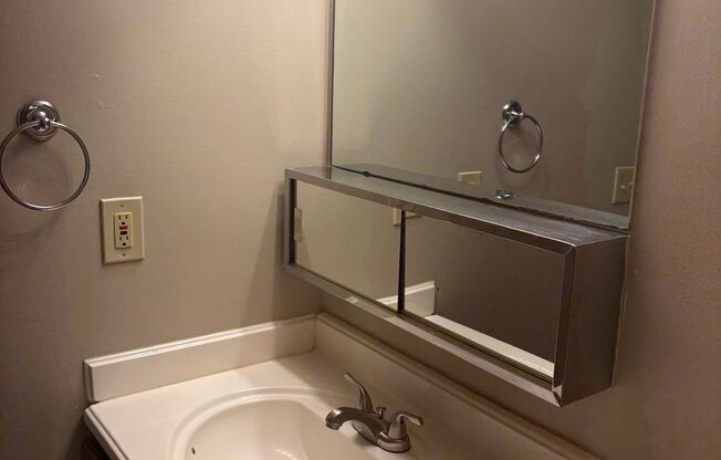 2 beds, 1 bath, 850 sqft, $1,150, Unit #14