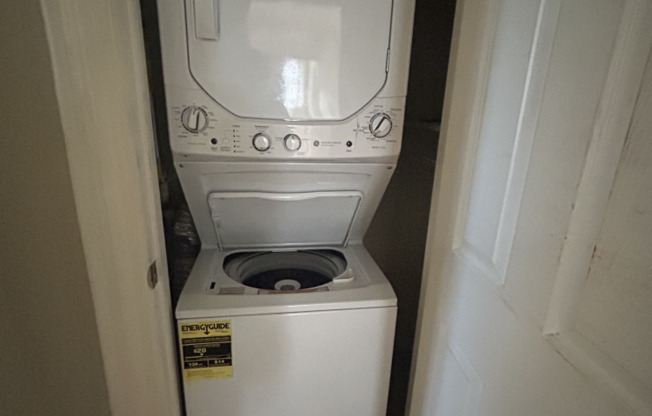 2 beds, 1 bath, $2,900, Unit C8