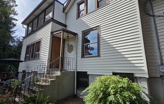 Huge Bremerton 4 Bedroom, Double Bonus Rooms, Builts Ins & More. Right Next to PSNS!
