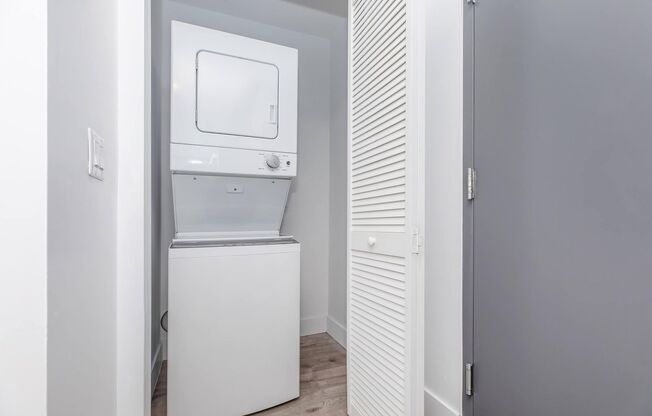 1 bed, 2 baths, 770 sqft, $2,400, Unit 402