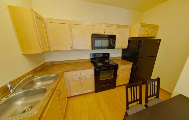 2 beds, 1 bath, $1,600, Unit 557 East 17th Ave #3