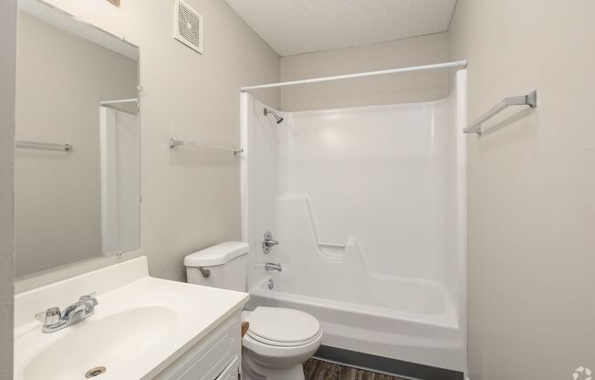 2 beds, 1 bath, 900 sqft, $1,285