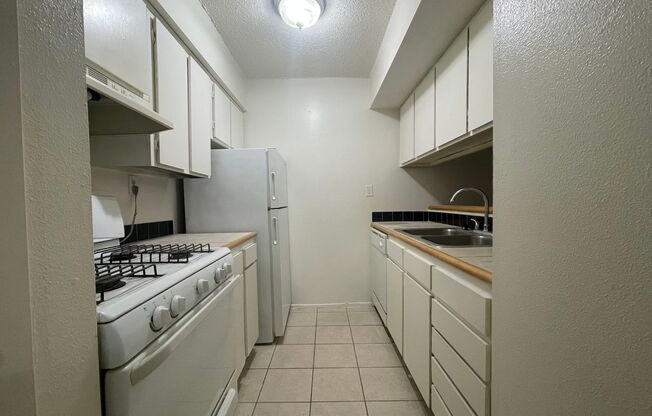 1 bed, 1 bath, 700 sqft, $995, Unit LAW11-121