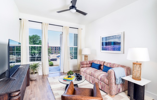 Enjoy the excitement of unobstructed views of the Dallas skyline right from your living area in select homes!