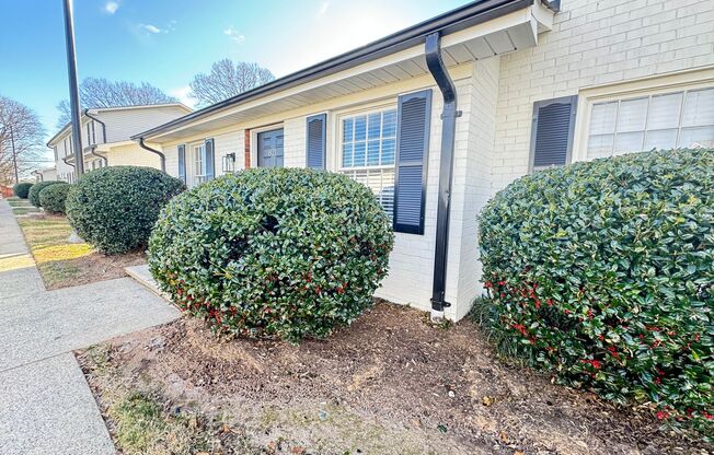 1 bed, 1 bath, 615 sqft, $1,050, Unit 821 Oakwood Villa